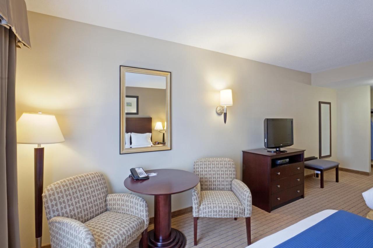 Holiday Inn Express & Suites Malone By Ihg Buitenkant foto