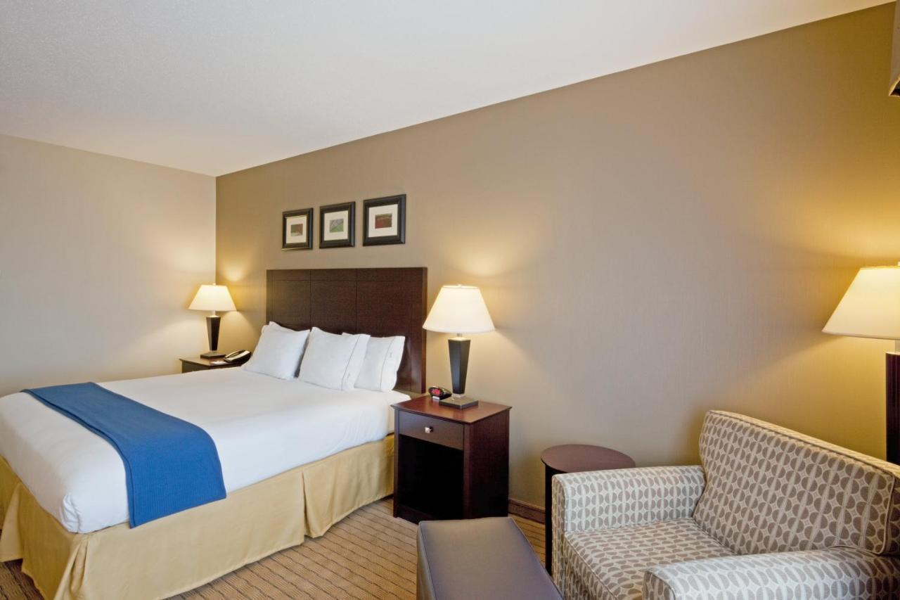 Holiday Inn Express & Suites Malone By Ihg Buitenkant foto