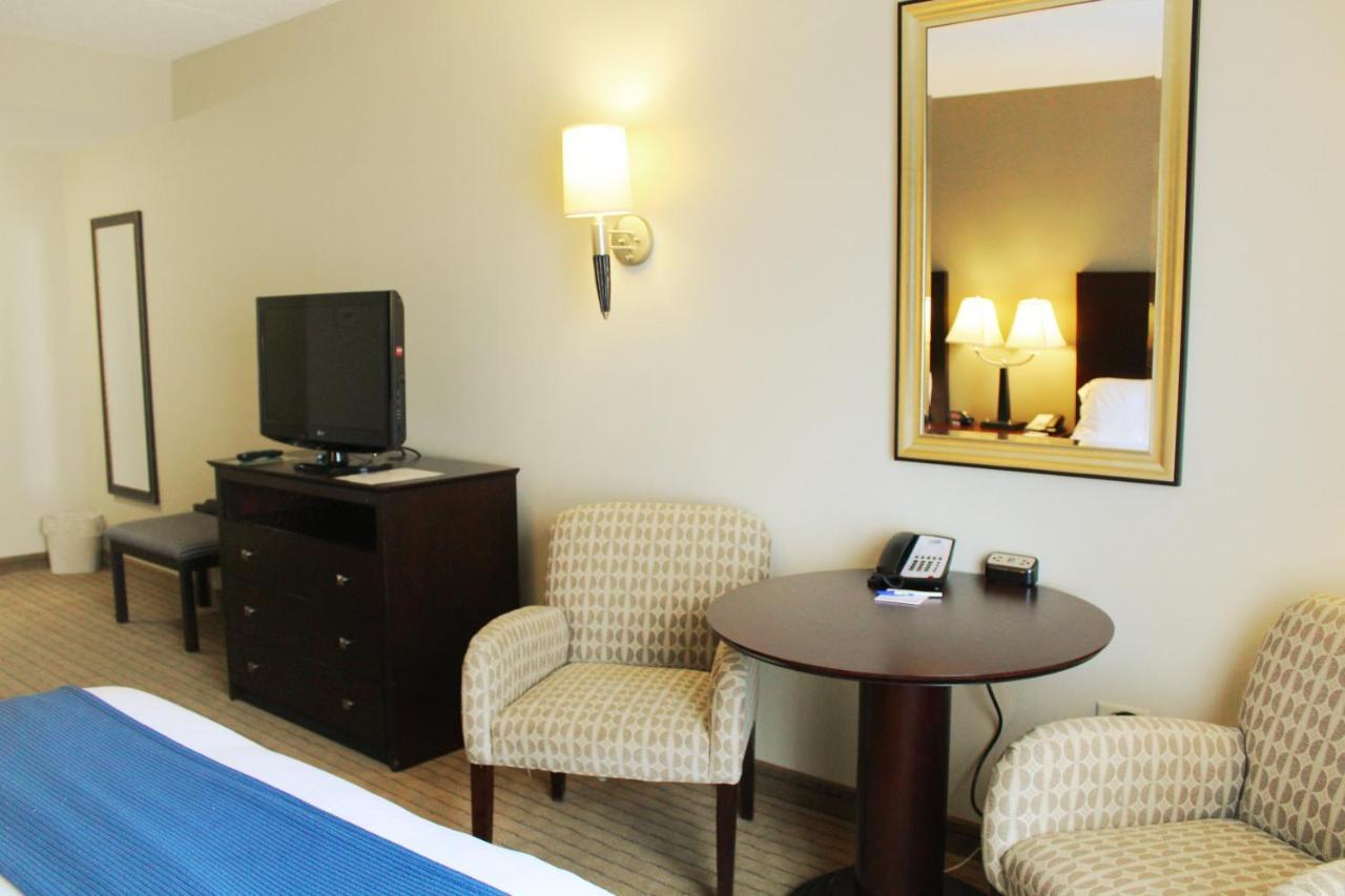 Holiday Inn Express & Suites Malone By Ihg Buitenkant foto