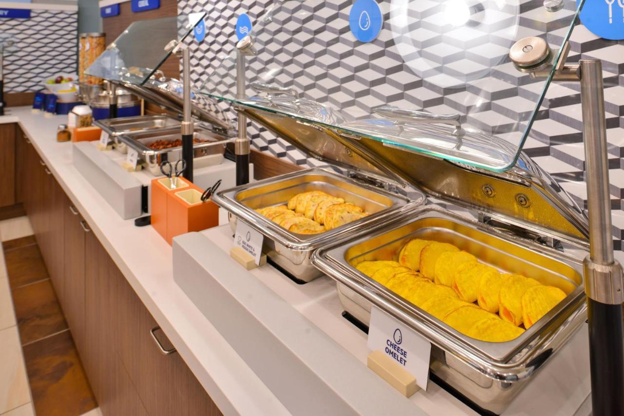 Holiday Inn Express & Suites Malone By Ihg Buitenkant foto